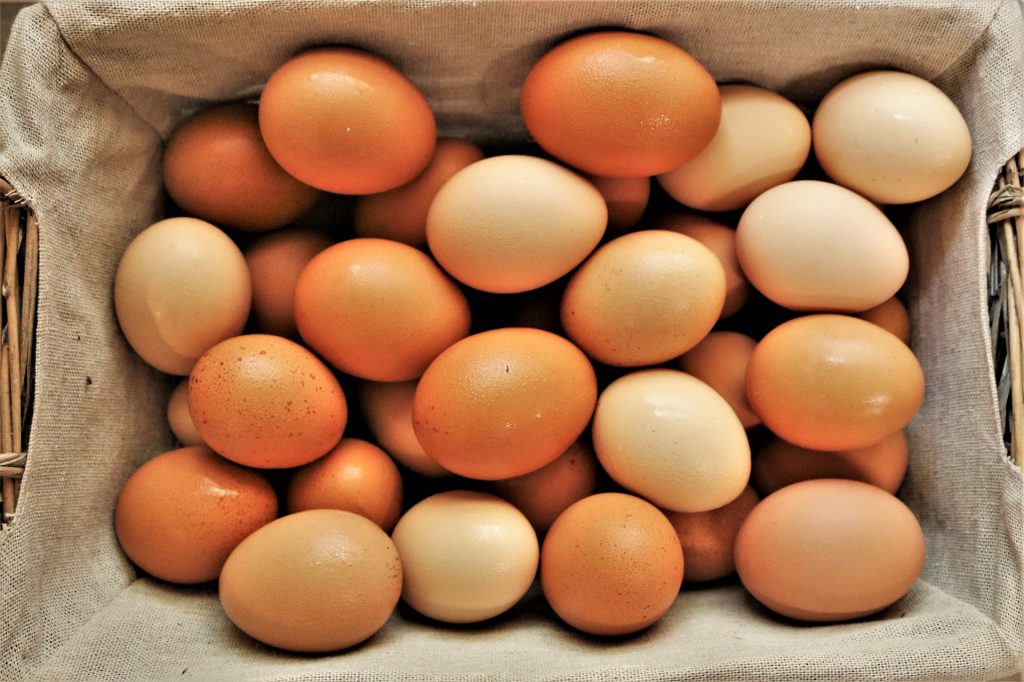 brown-eggs-in-a-basket-top-view